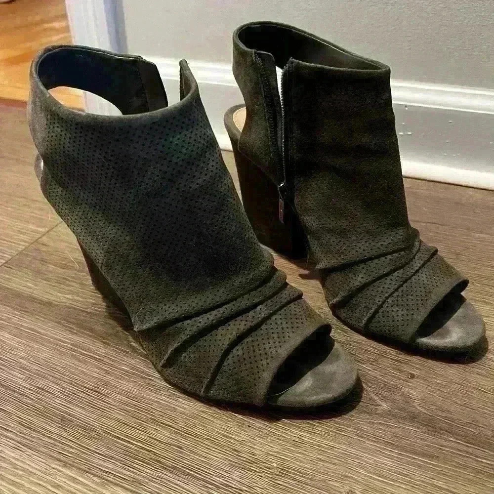 Vince‎ Camuto Booties/heels, size 10, 4” heel